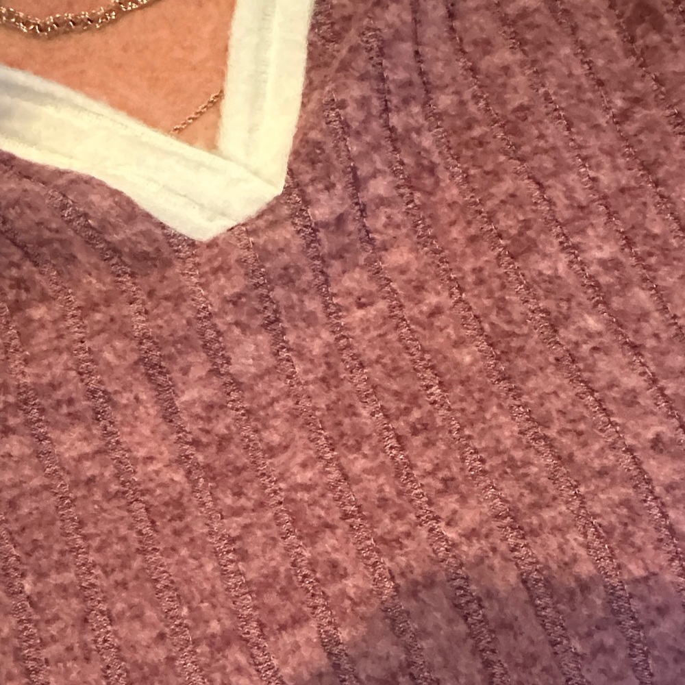 Women's Mauve V-Neck Ribbed Sweater with Cream Trim